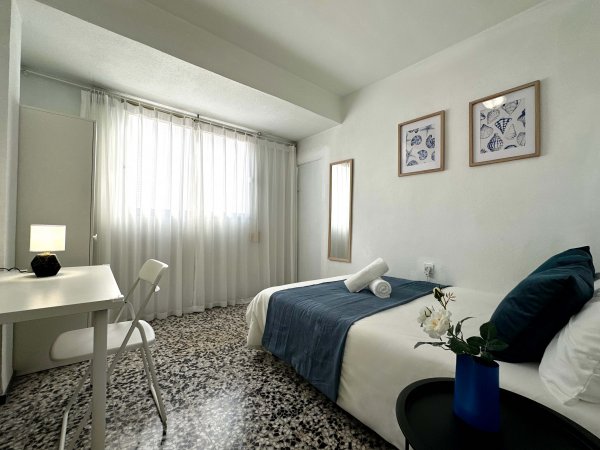 Arora地铁站阳台房间出租,10分钟到瓦大! Arora地铁站阳台房间出租,10分钟到瓦大!