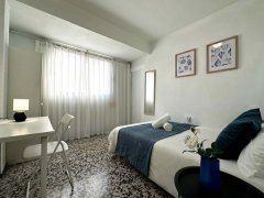 Arora地铁站阳台房间出租,10分钟到瓦大! Arora地铁站阳台房间出租,10分钟到瓦大!